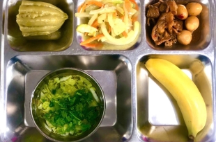 mot-suat-an-day-du-cho-cong-nhan-gom-nhung-gi