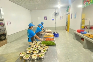 suat-an-cong-nghiep-nen-chon-nau-tai-cho-canteen-hay-suat-an-mang-den-catering